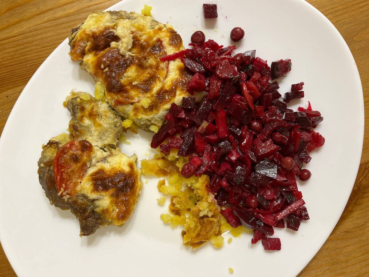 Винегрет и отбивные с сыром и помидорами. И немного картошки...