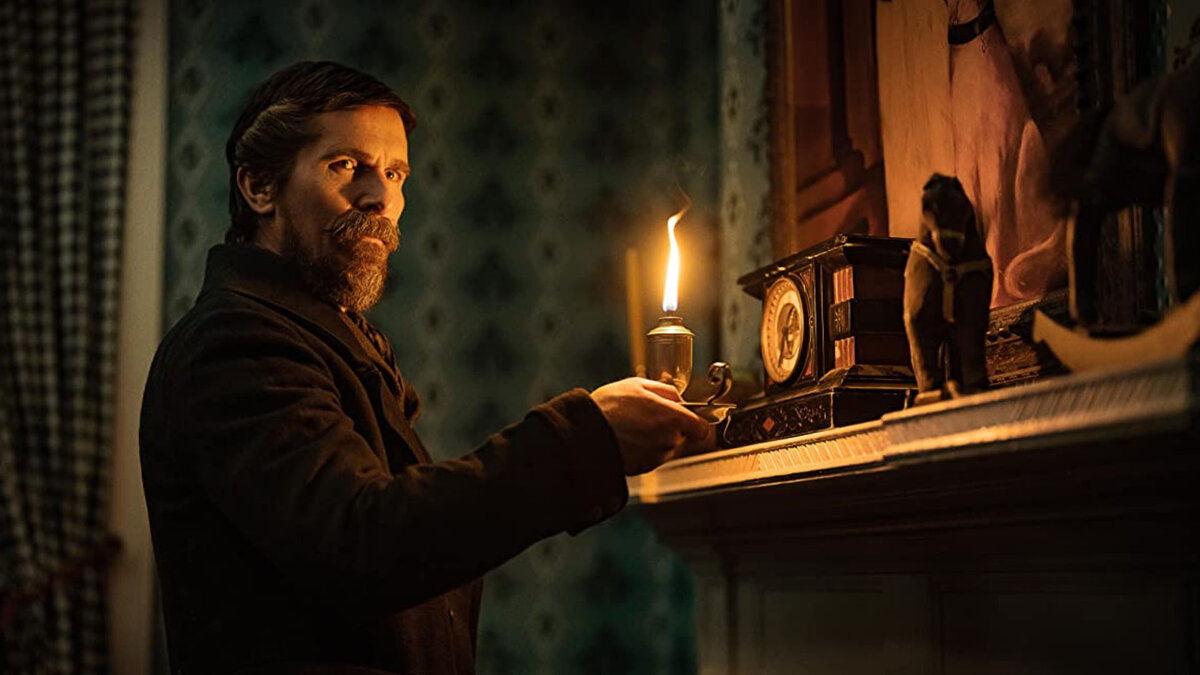 Кадр из фильма Всевидящее око: The Pale Blue Eye. Режиссер: Скотт Купер. Оператор: Масанобу Такаянаги. Композитор: Говард Шор. Производство: Cross Creek Pictures, Grisbi Productions, Le, Streamline Global Group.
