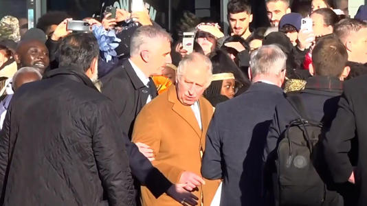 Служба безопасности окружила короля Чарльза, когда в Льютоне в него якобы бросали яйца.