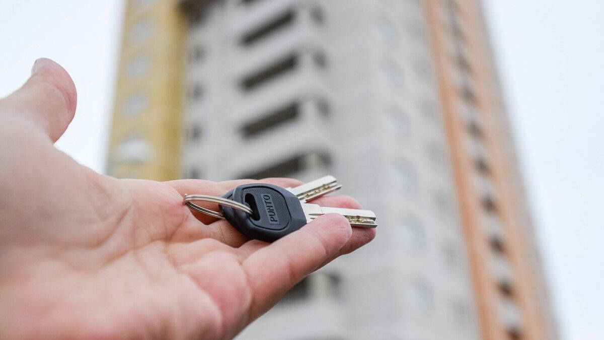     Рынок жилья в Приморье характеризуется, прежде всего, ситуацией во Владивостоке. Здесь к концу года наблюдается падение спроса и предложения — как в секторе новостроек, так и на «вторичке». Причём на последнем отмечено ещё и падение цен. Активность покупателей снизилась практически в два раза.