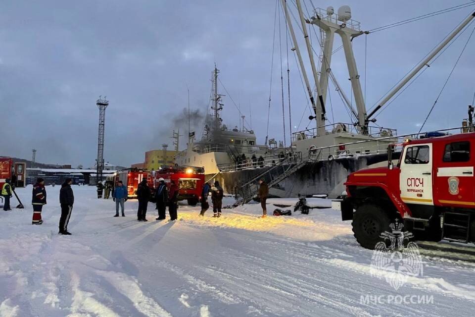     На борту горящего судна находились 7 человек. Фото: МЧС по Мурманской области