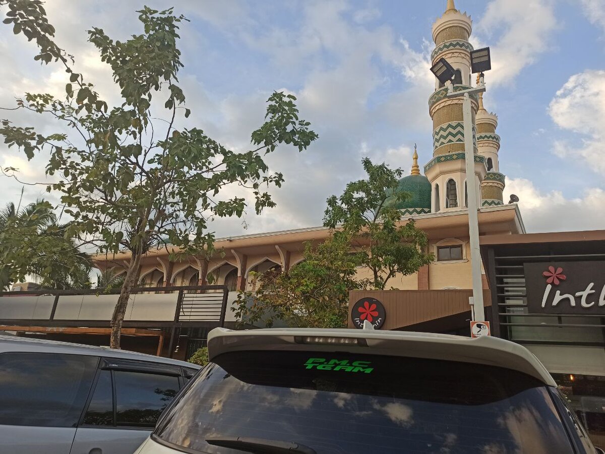 Справа приметная мечеть как ориентир