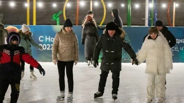     Губернатор Волгоградской области накануне посетил ЦПКиО. Там он пообщался с жителями и прокатился на коньках. А глава Волгограда скатился с горки на ватрушке.