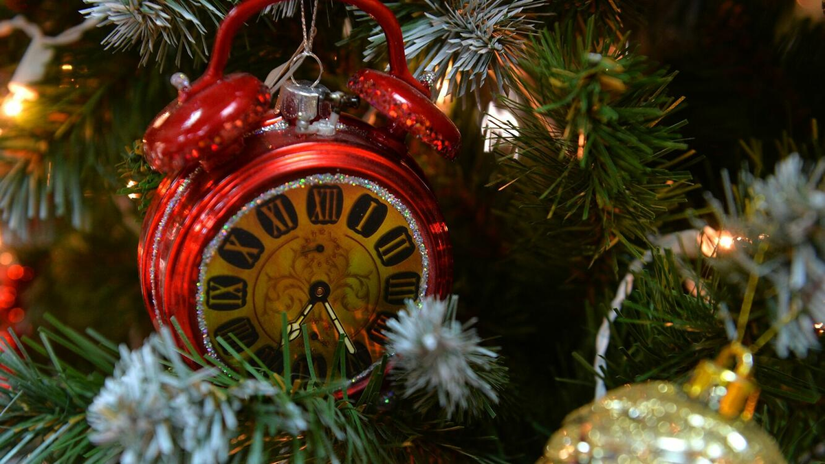 https://fonwall.ru/wallpaper/elka-clock-alarm-clock.html