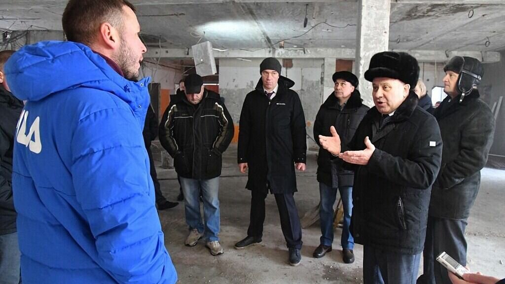     Новое спортивное сооружение в переулке Молдавский строят по-советски — и медленно, и некачественно. Теперь стройку будет ежедневно контролировать заместители главы краевой столицы