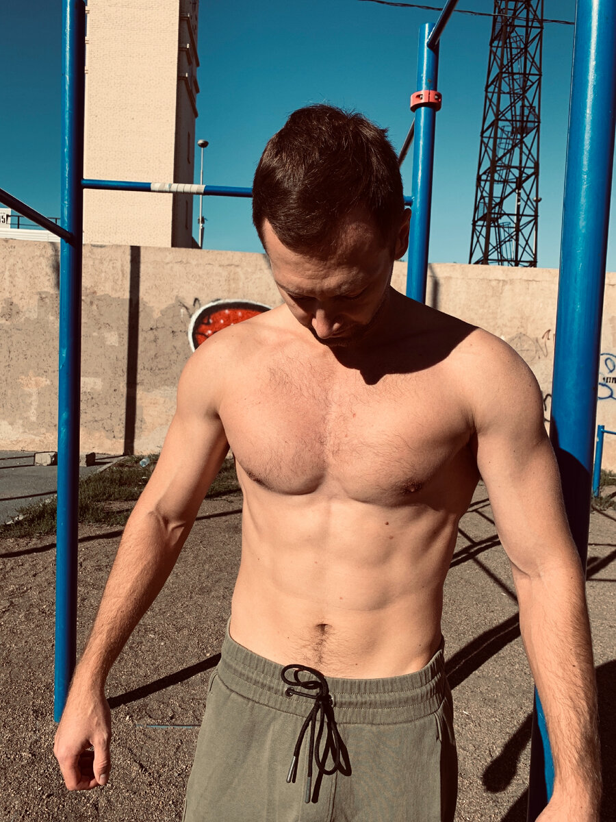 На турниках.