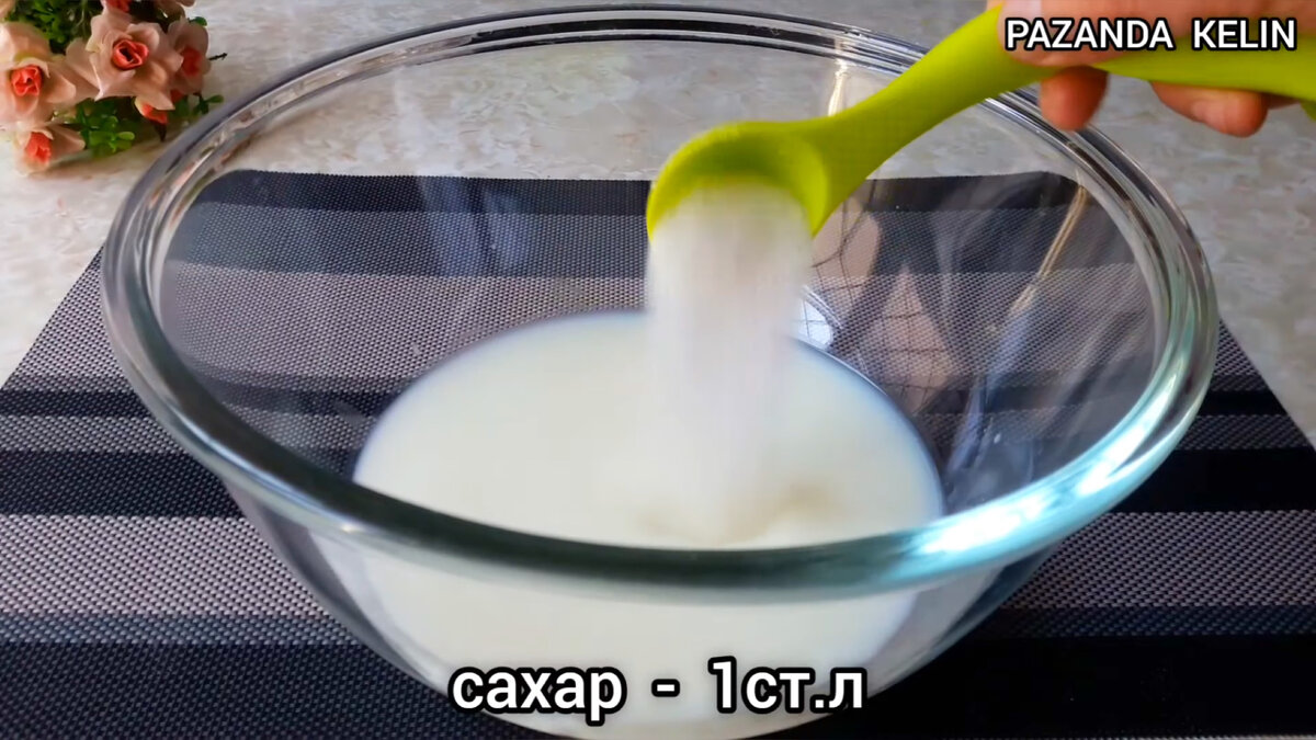 До чего же они мягкие и вкусные. Такие пирожки (пончики) с зеленью, готовлю на завтрак и обед. Приступаем к приготовлению. В миску вливаем тёплое молоко и воду.-4