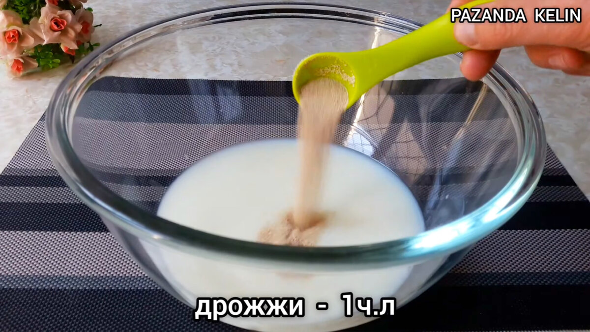До чего же они мягкие и вкусные. Такие пирожки (пончики) с зеленью, готовлю на завтрак и обед. Приступаем к приготовлению. В миску вливаем тёплое молоко и воду.-6