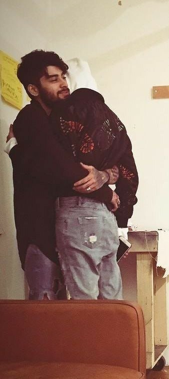 Зейн и Артём стоят в обнимку