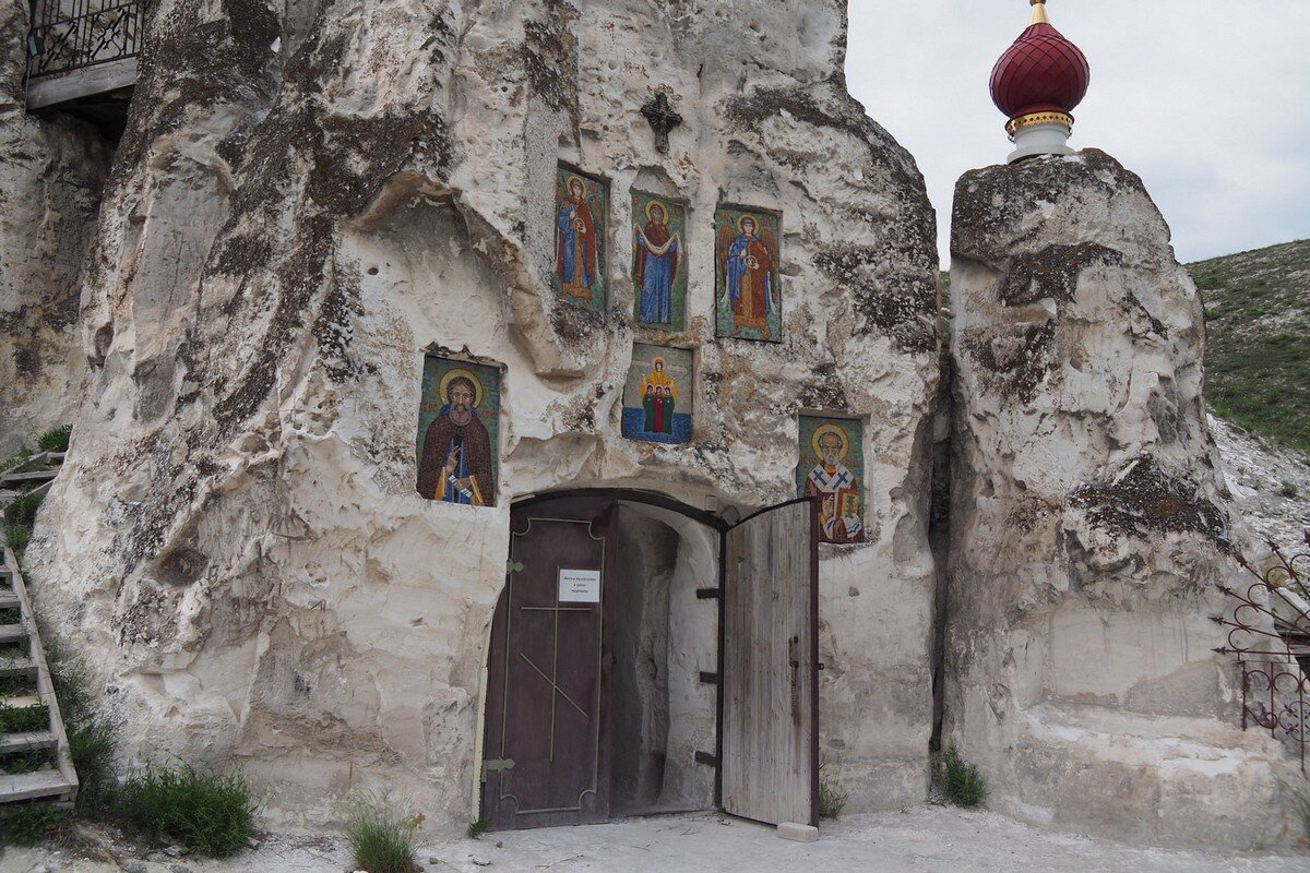 Костомаровский монастырь. Воронеж Костомарово монастырь. Пещерный монастырь в Костомарово. Костомаровский Спасский монастырь внутри. Воронеж скальный монастырь.