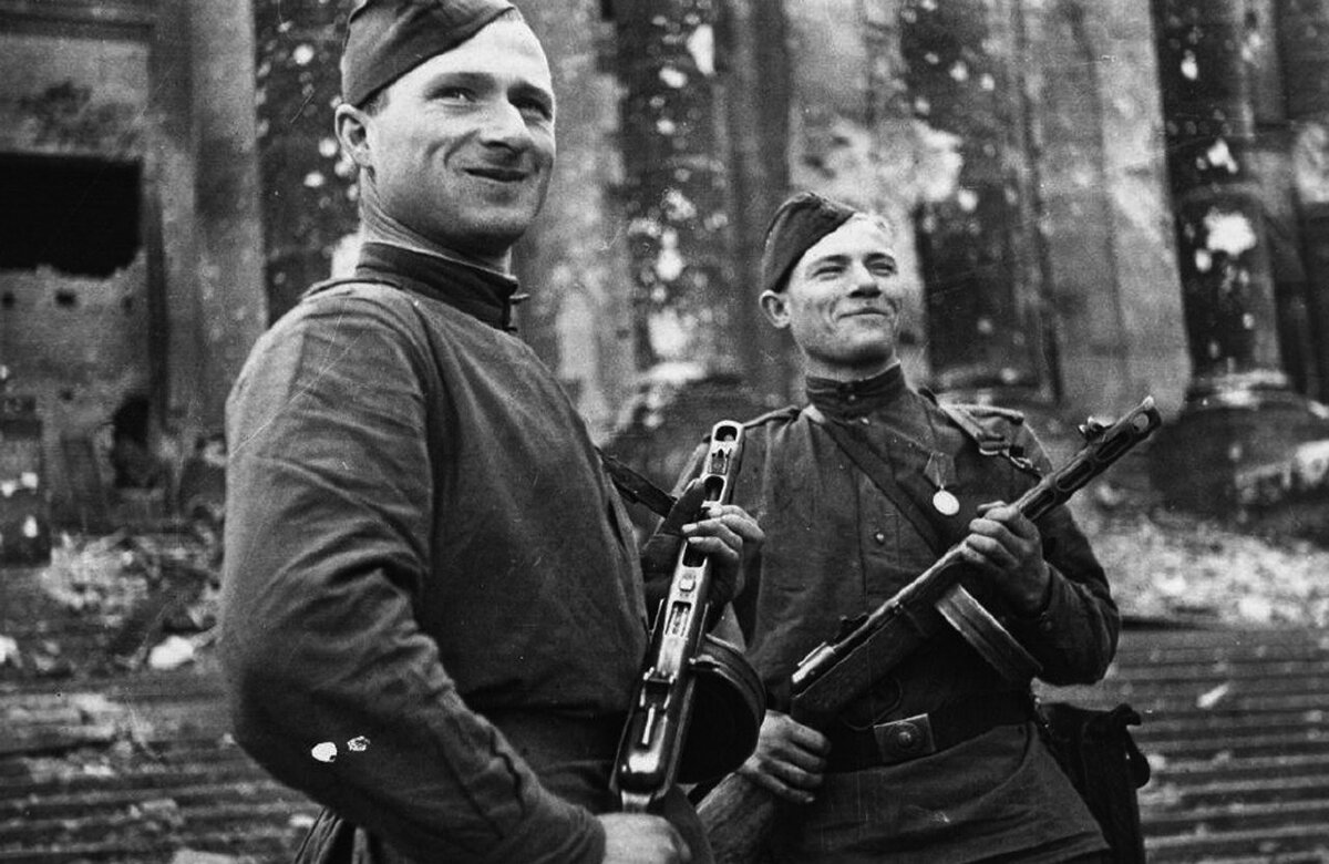 Красноармейцы М. Егоров и М. Кантария возле Рейхстага. Май 1945 г.