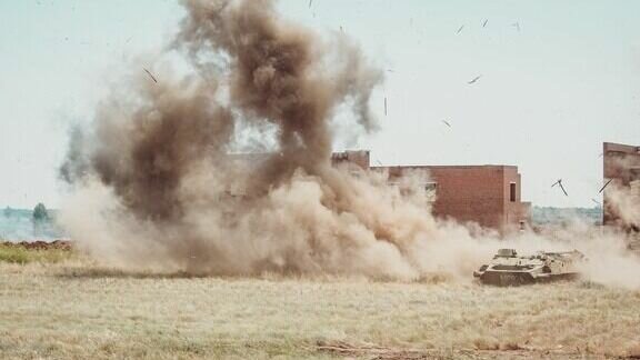     За время проведения спецоперации на территории Украины и Донбасса, российские войска, по данным Минобороны РФ, уничтожили 7511 танков и БМП, 8040 единиц спецтехники, 372 самолёта, 200 вертолётов, 2880 беспилотников, 400 ЗРК, 982 боевые машины РСЗО.