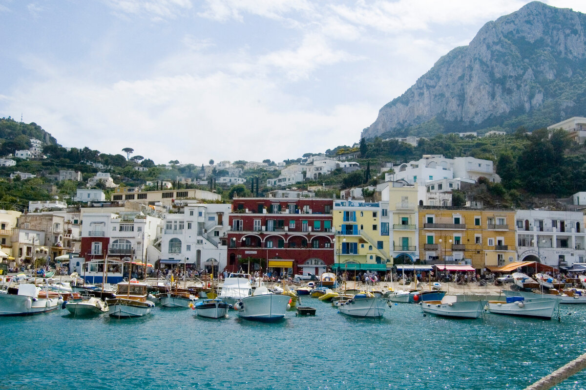 Единственный порт острова Марина Гранде находится на северном побережье, откуда можно подняться по горному серпантину или на фуникулере до центра города. 