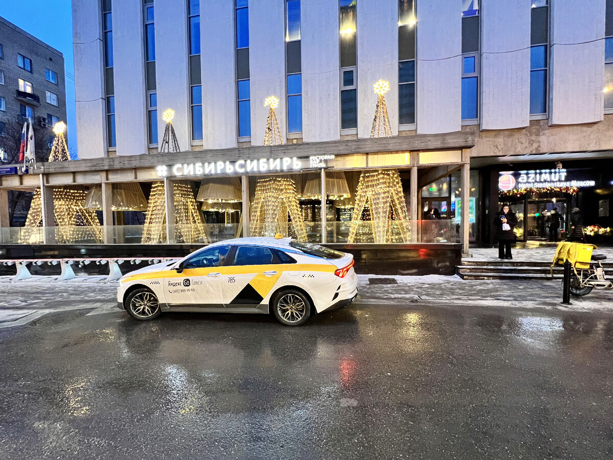 Вход в #СибирьСибирь через отель Azimut. Здесь же расположены "Сахалин", "Ku: Рамен", Bruxelles и "Виновники Sky"