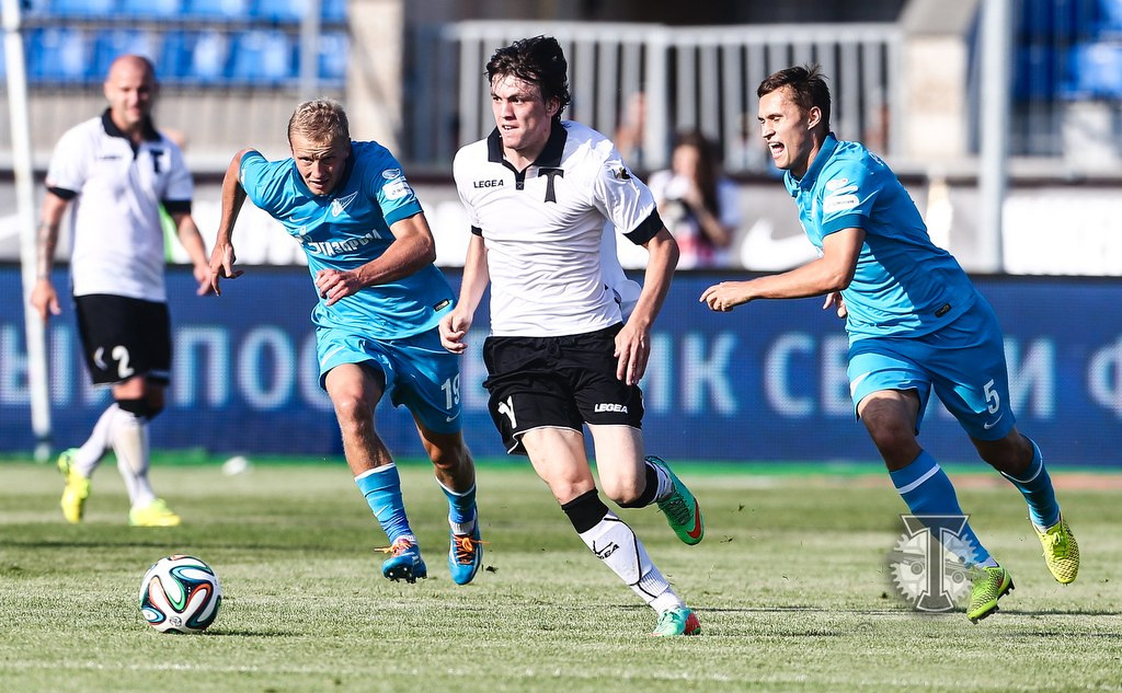 «Зенит» (Санкт-Петербург) – «Торпедо» - 8:1. Слева направо торпедовец Лукаш Тесак (№2), питерец Игорь Смольников (№19), торпедовец Резиуан Мирзов и питерец Александр Рязанцев (№5).