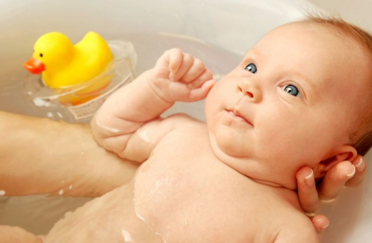 Первая ванна новорожденного. Пуканье новорожденного. Купание малыша. Купание грудного ребенка. Для купания новорожденных.
