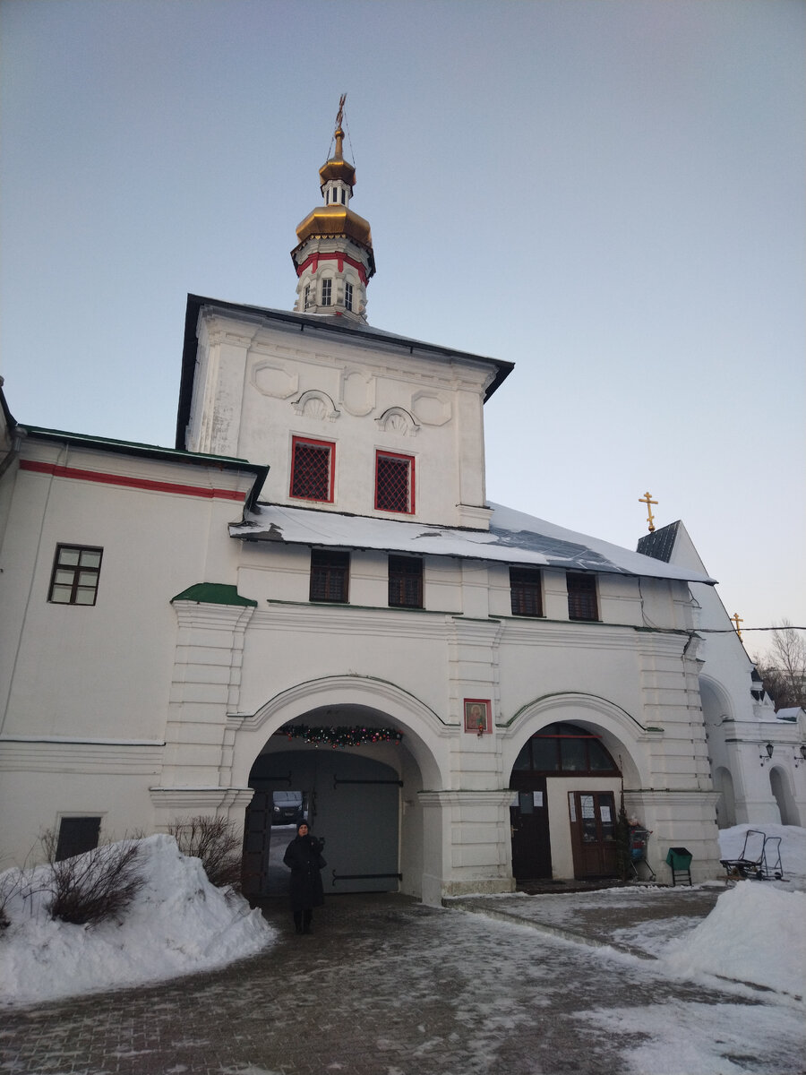 Ворота надвратной церкви Толгской иконы Божией Матери