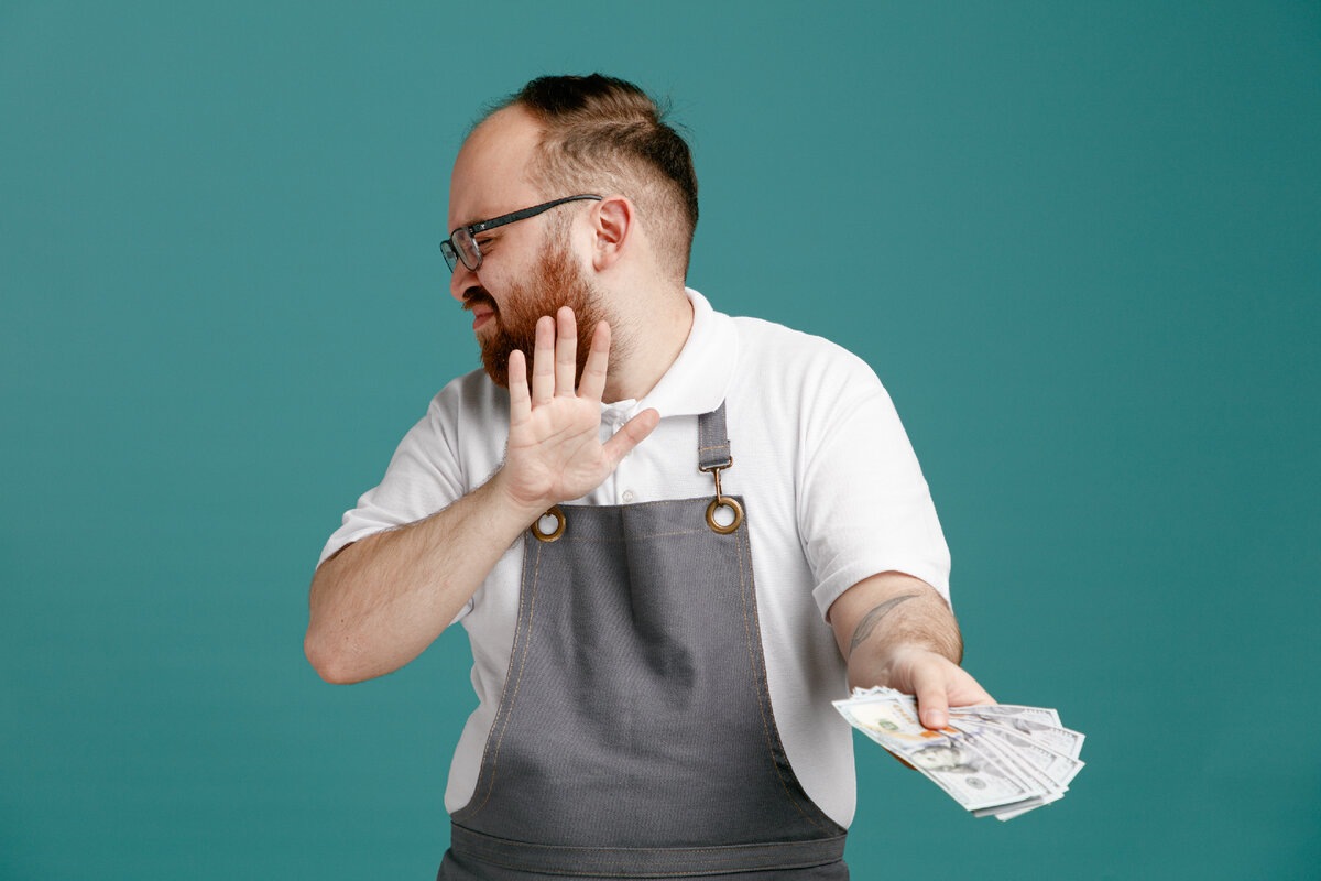 <a href="https://ru.freepik.com/free-photo/unpleased-young-barber-wearing-uniform-and-glasses-turning-head-to-side-stretching-money-out-towards-camera-showing-no-gesture-with-closed-eyes-isolated-on-blue-background_27202165.htm#page=2&query=%D1%87%D0%B5%D0%BB%D0%BE%D0%B2%D0%B5%D0%BA%20%D0%BF%D0%BB%D0%B0%D1%82%D0%B8%D1%82%20%D0%B4%D0%B5%D0%BD%D1%8C%D0%B3%D0%B8&position=0&from_view=search&track=ais">Изображение от stockking</a> на Freepik