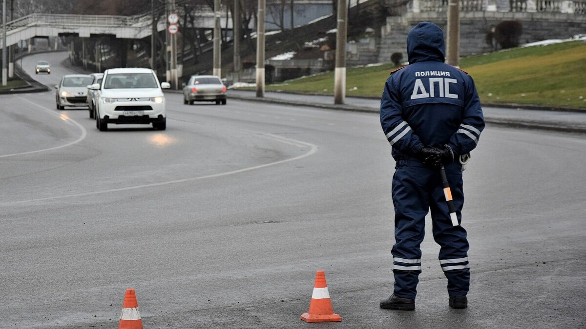     В ГУ МВД России по Волгоградской области сообщили о ДТП с участием пешехода в Советском районе. Водитель отечественной легковушки сбил на переходе 22-летнюю девушку, а затем скрылся.