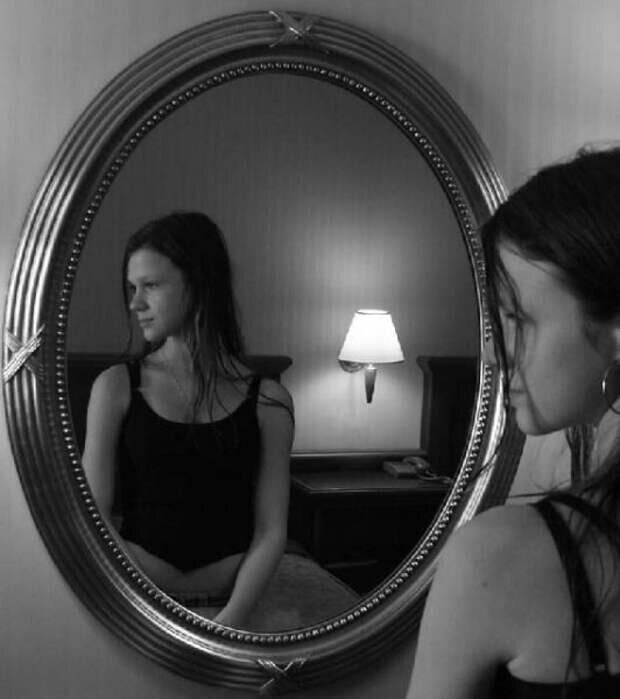 Почему когда смотришь в зеркало кажется что ты красивее чем на фото