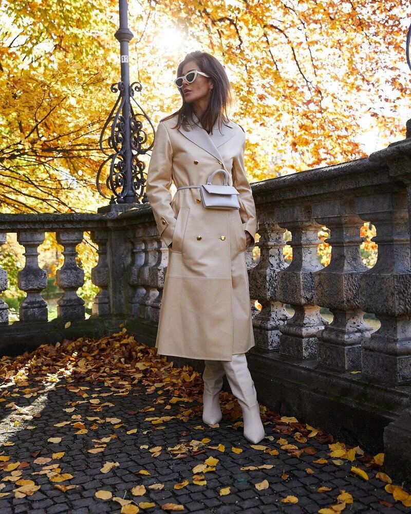 Рассматривая фотоотчеты с показов, можно убедиться в том, что новый осенне-зимний период богат на яркие образы и одежду в целом. Это и яркость цветов, среди которых оригинальными будут розовый и лавандовый, а также необычность фактур, их прозрачность, блеск, декор бахромой и искусственным мехом.