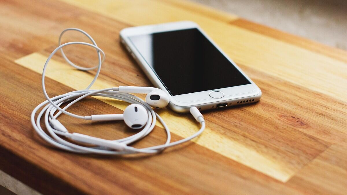    Наушники и смартфон© Фото : Unsplash / freestocks