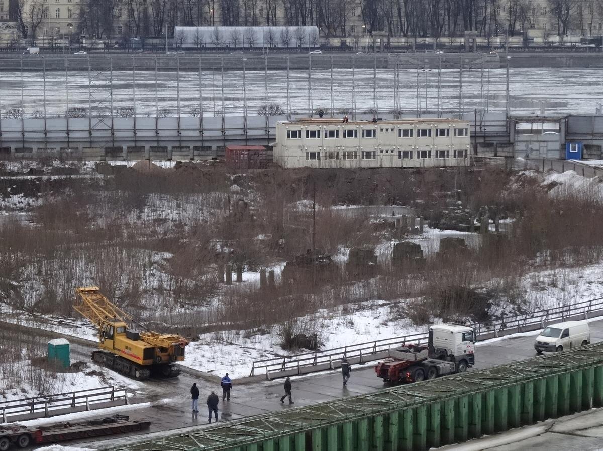 Экскаватор на Охтинском мысе. Фото: страница «ВКонтакте»