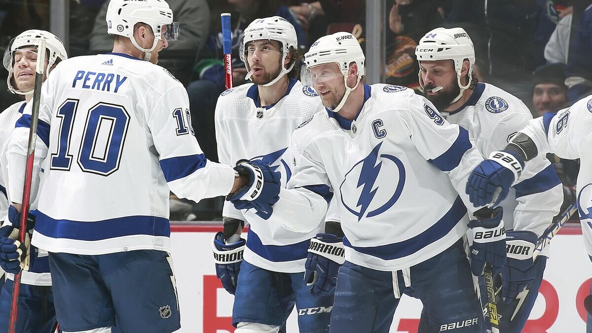    Хоккеист "Тампа-Бэй Лайнинг" Стивен Стэмкос (по центру)© Фото : nhl.com