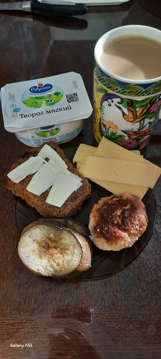 Большое количество еды на чайном блюдце