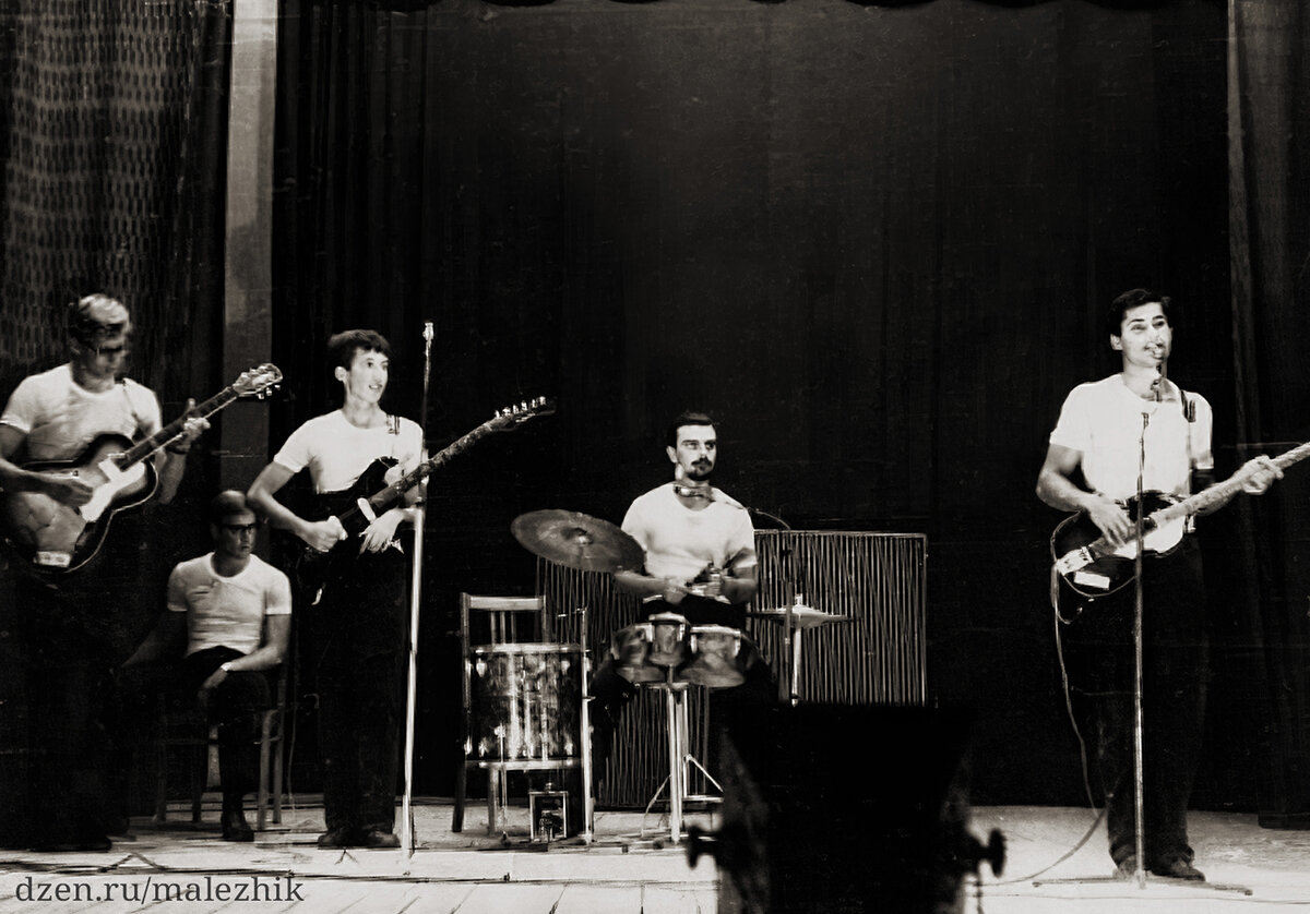 Бит-группа "Ребята". Слева: Александр Каретников, Владимир Каретников (звукорежиссер), Вячеслав Малежик, Александр Жестырев (за барабанами), Николай Воробьев.