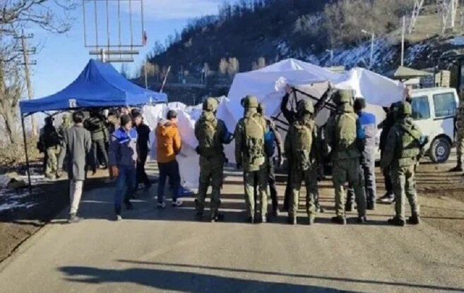 Нерешительность российских миротворцев по разблокировке Лачинского коридора усугубляет гуманитарный кризис в Нагорно-Карабахской Республике (Республике Арцах)  