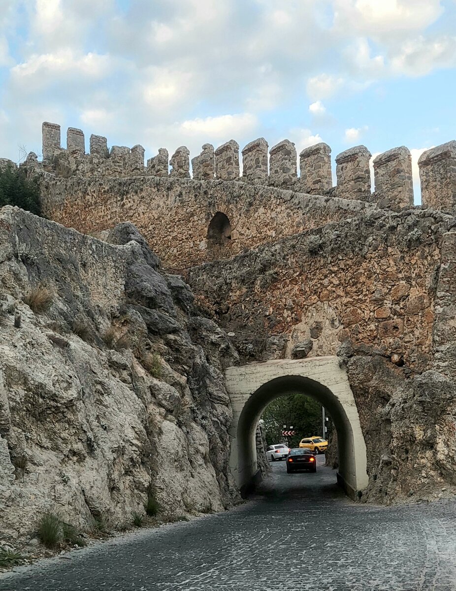 Дорога на гору к крепости, фото из личного архива