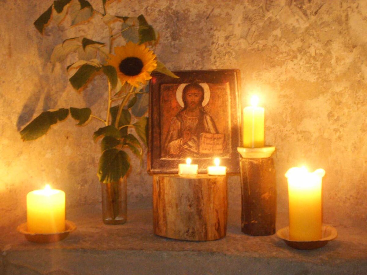 Даже просто зажженная в доме свеча возле иконы, хорошо очищает энергетику дома.