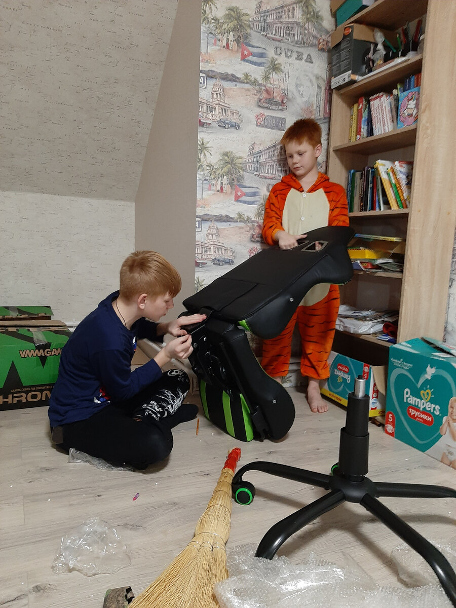 Илюша и Серёжа собирают стул.