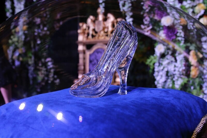 В сказках про Золушек башмачки бывают сделаны из разного материала, чаще всего из кожи, золота, стекла, хрусталя. Я встречала даже вариант сказки с сандалиями.