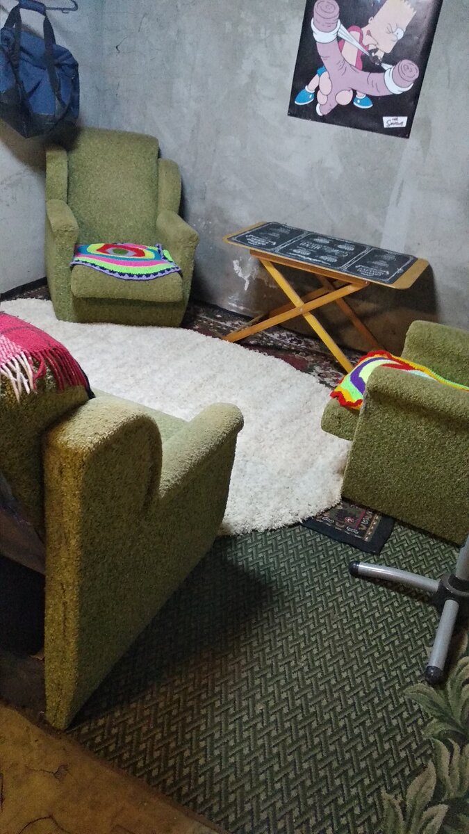 Разделили гараж на две зоны. На фото зона отдыха как говорится. Удобно надевать экип ну или отдохнуть после покатушек.