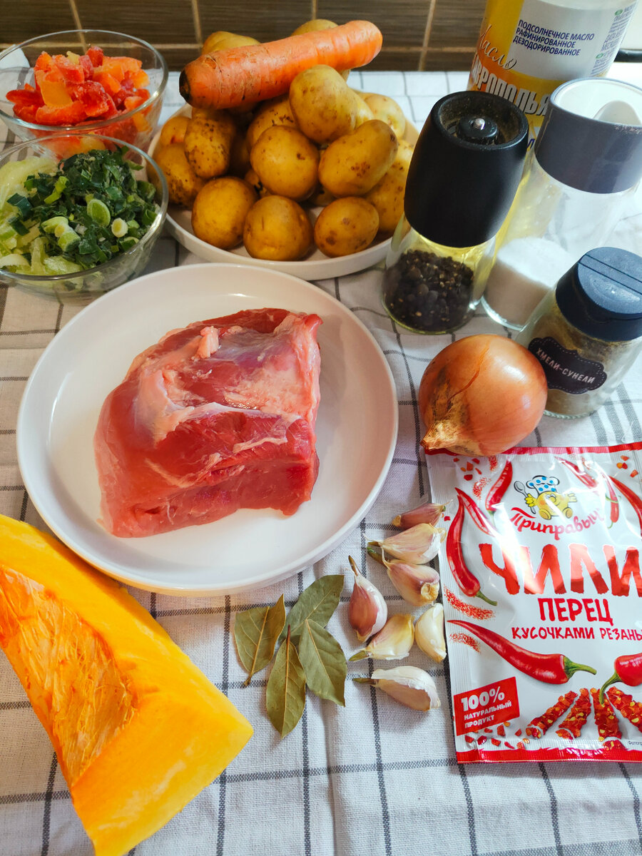 Рецепт универсальный, можно взять те овощи, которые у вас есть на данный момент, грибы, специи и зелень по вкусу. Овощи можно использовать практически любые, кроме, разве что, свёклы.