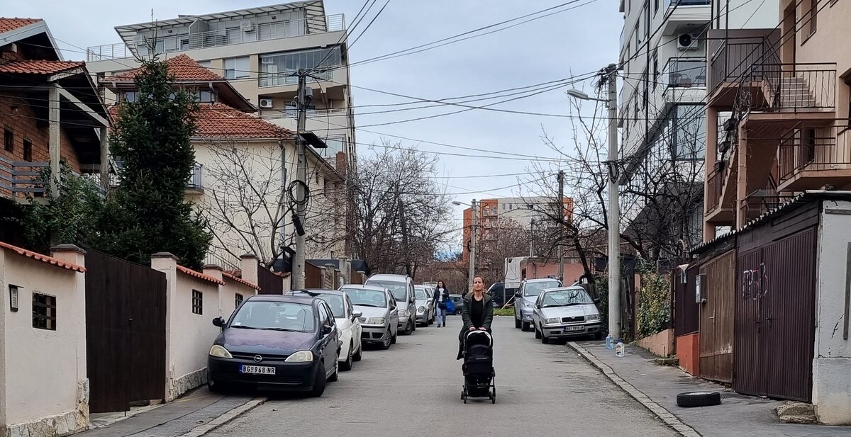 На улице у нашего дома