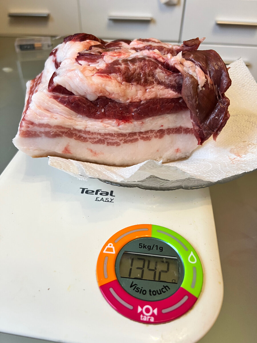 Живя в Москве, главное найти хороший кусок сала с прослойками мяса под засолку