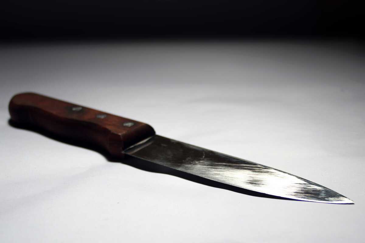 Нож в пороге дома что означает