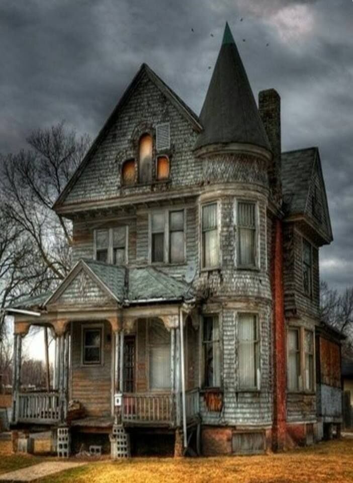 Картинка с просторов интернета. Очень похож на дом, который я представляла во время прочтения книги