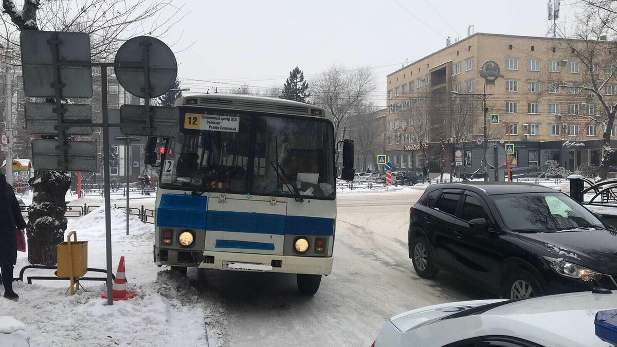 В Абакане маршрутка врезалась в дорожный знак — пострадала девушка | Новая  Хакасия | Дзен