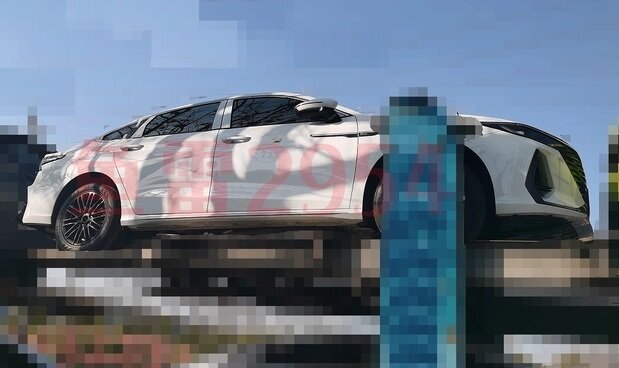 На фото из соцсети: гибридный седан Chery Arrizo 8