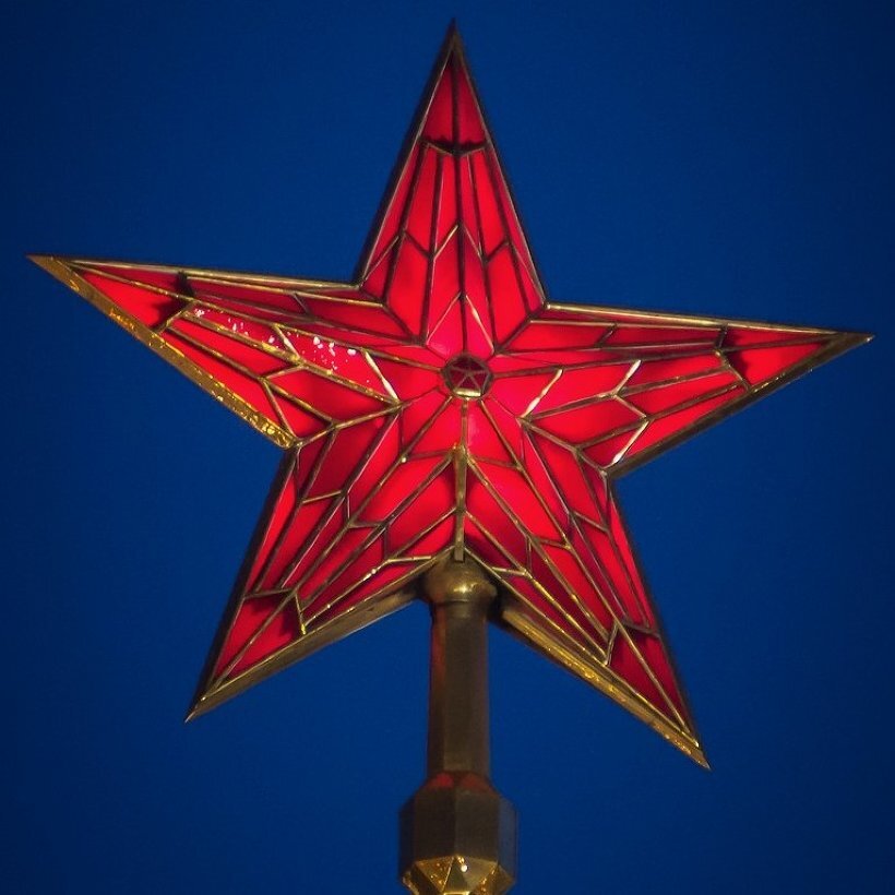 Какие звезды на кремле. Кремлевская Рубиновая звезда 1935. Рубиновые звезды Кремля. Звезда на Никольской башне Московского Кремля. Рубиновые звезды на башнях Кремля.