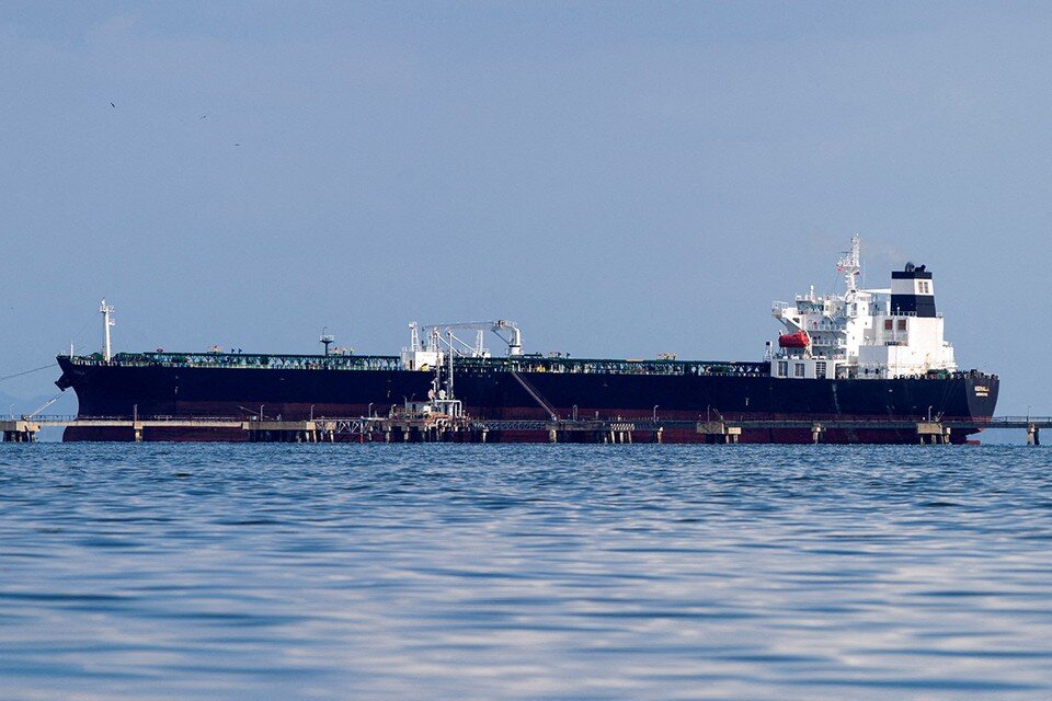     Иностранный флот помог России увеличить экспорт нефти, несмотря на санкции  REUTERS