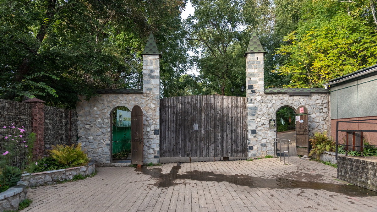 Как-то так случалось всегда, что мы приезжали в зоосад в самые безлюдные дни. Но в выходные там очень многолюдно.