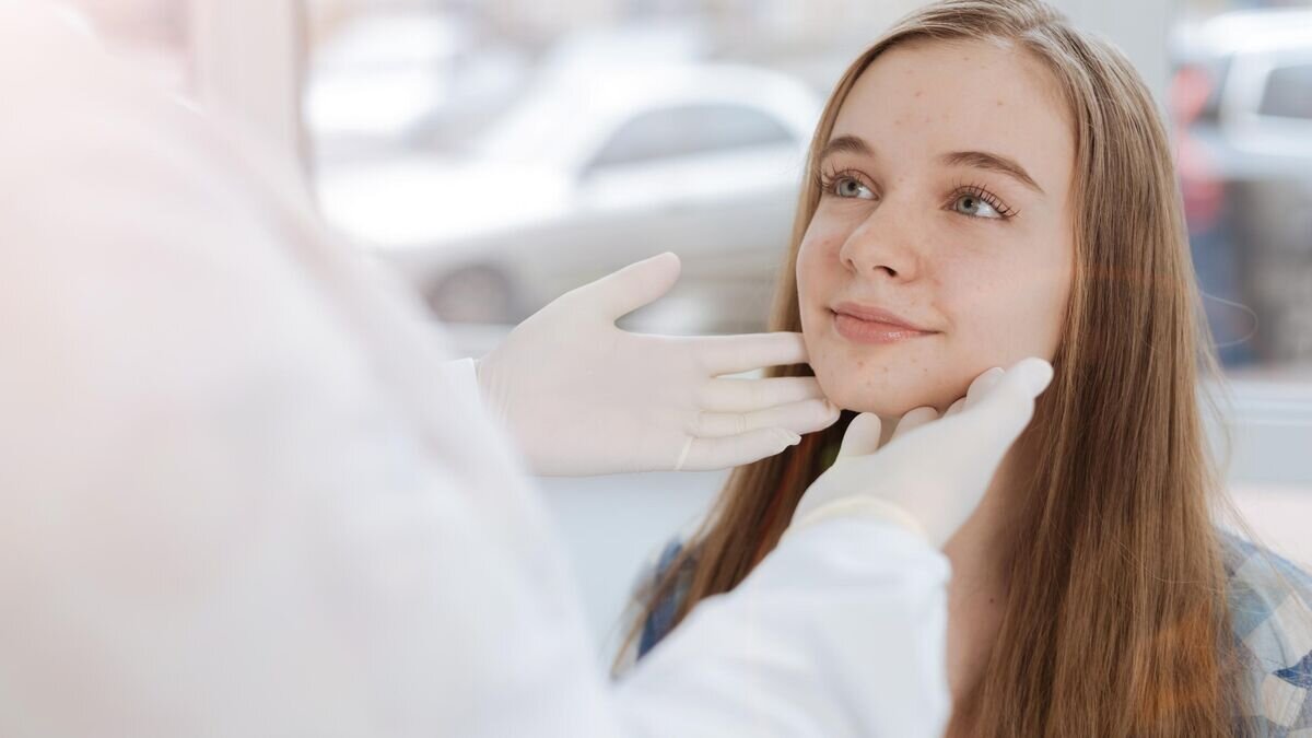    Девушка на приеме у врача © iStock.com / Zinkevych