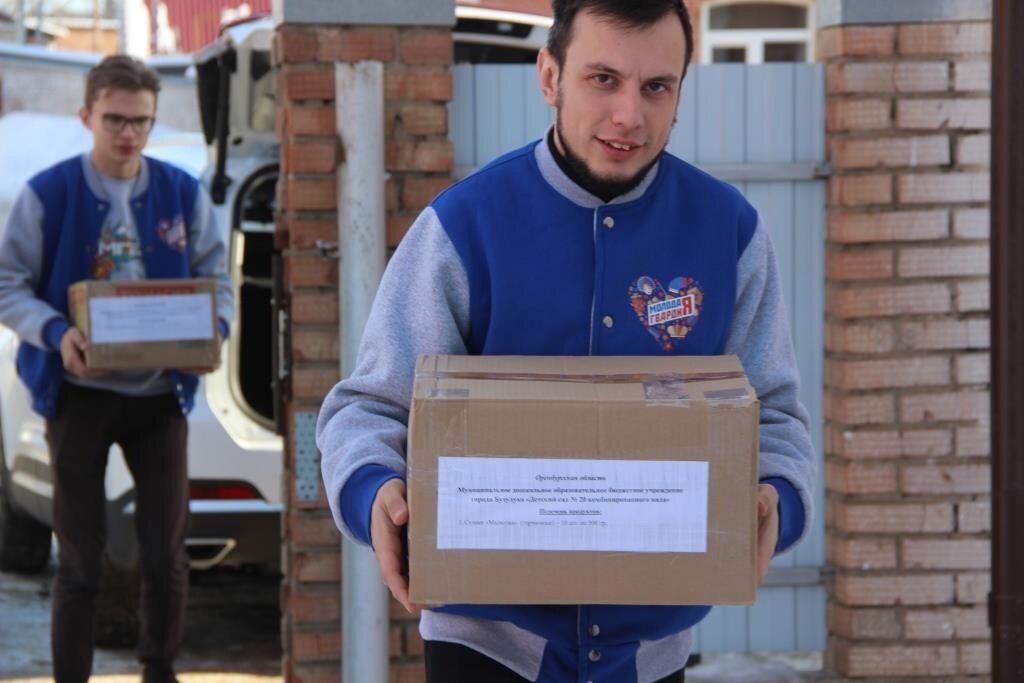  📷    Бузулучане передают участникам СВО подарки ко Дню Защитника Отечества Кристина Просвиркина