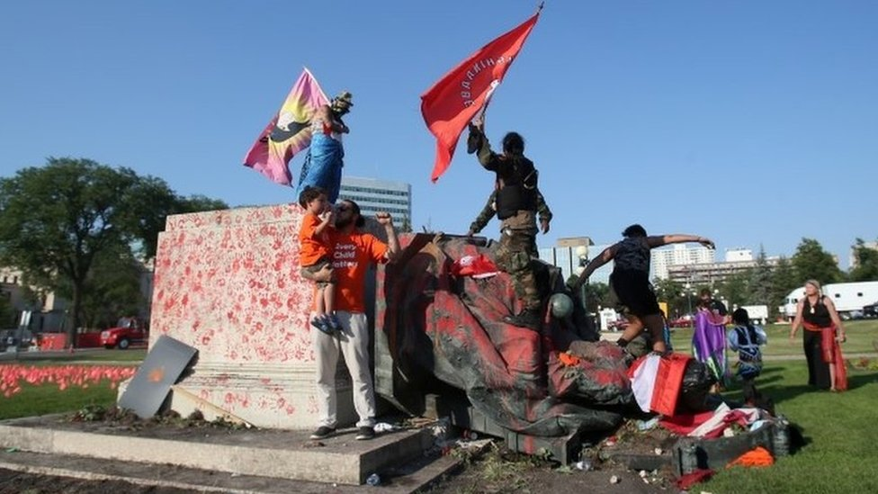 Снос памятника статуй королев Виктории и Елизаветы Второй в Канаде