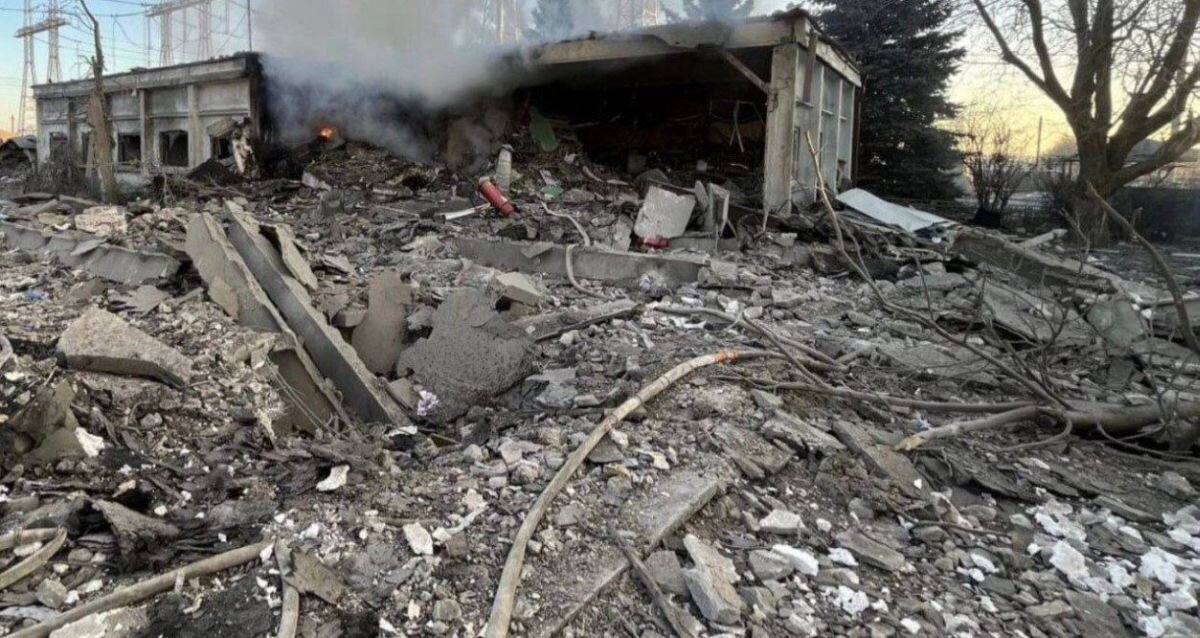 На заглавном фото: Удар ВС РФ по объекту энергетической инфраструктуры г. Запорожья